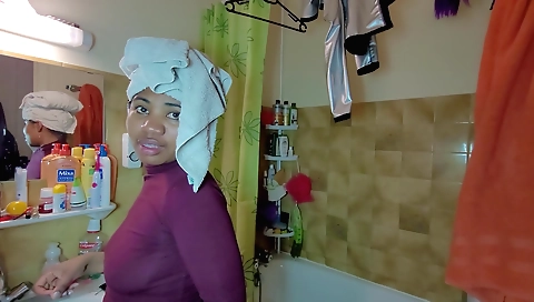 Indian chick shows off her big boobs in solo video