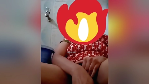 Indian brunette babe is masturbating in solo video