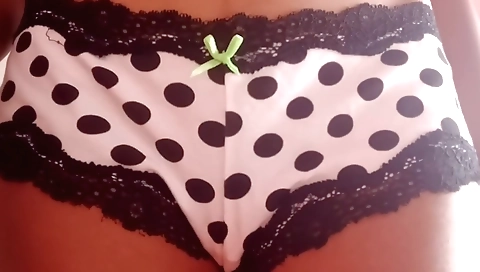 Indian solo video show of sweet chick taking off her clothes