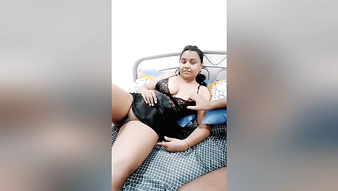 Indian webcam vid features a nice brunette and a guy