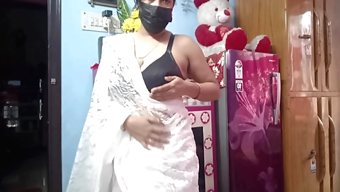 Indian amateur solo video shows a girl with hairy pussy