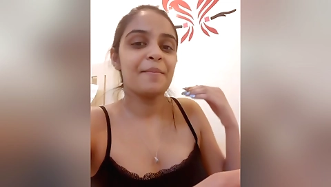 Indian chick takes a nice look at her boobs on cam