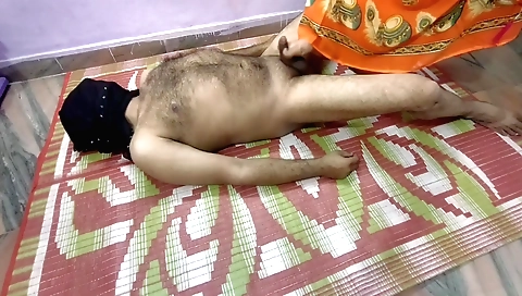 Indian girl seduces a guy with her body in the hot sex scene