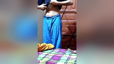 Solo female video shows a beautiful body with an outfit