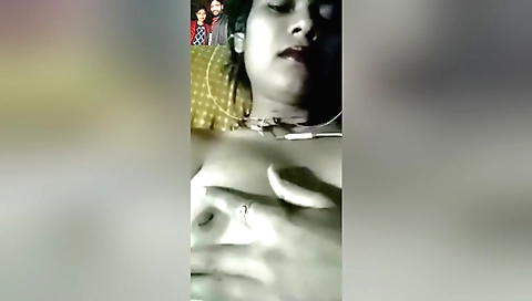Amateur indian brunette woman showing herself in solo