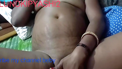 Sexy amateur chick shows off her pussy in homemade clip
