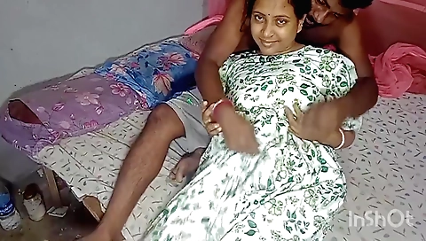 Indian bhabhi gets wet in the middle of her sex on sofa