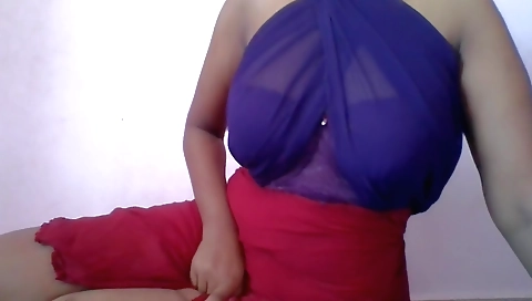 Sexy Indian chick shows off her tits on the web cam