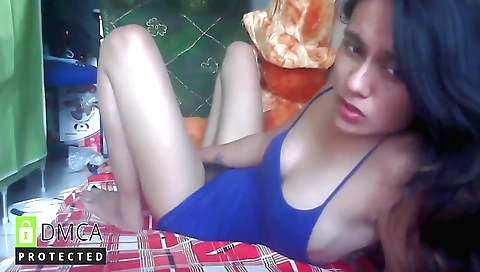 Indian beauty showing her body in a sexy solo video