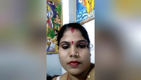 Stunning beauty in a hot amateur indian solo video