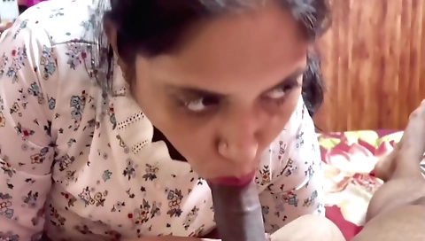 Indian woman gives a blowjob and then gets a blowjob