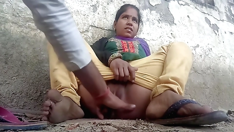 Big tits porn actress gets fingered during her outdoor session