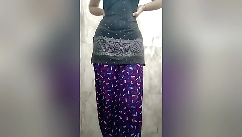 Sexy indian chick is showing her hairy pussy on web cam