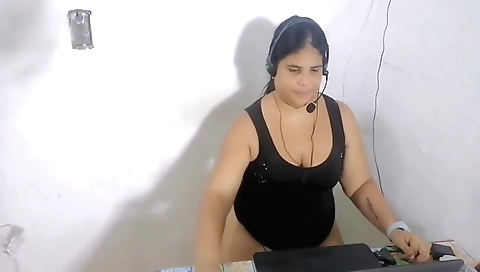 Sexy big ass mom is playing a solo vid on her desktop drawer