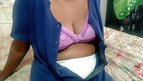 Indian babe with big tits enjoys her self in solo video